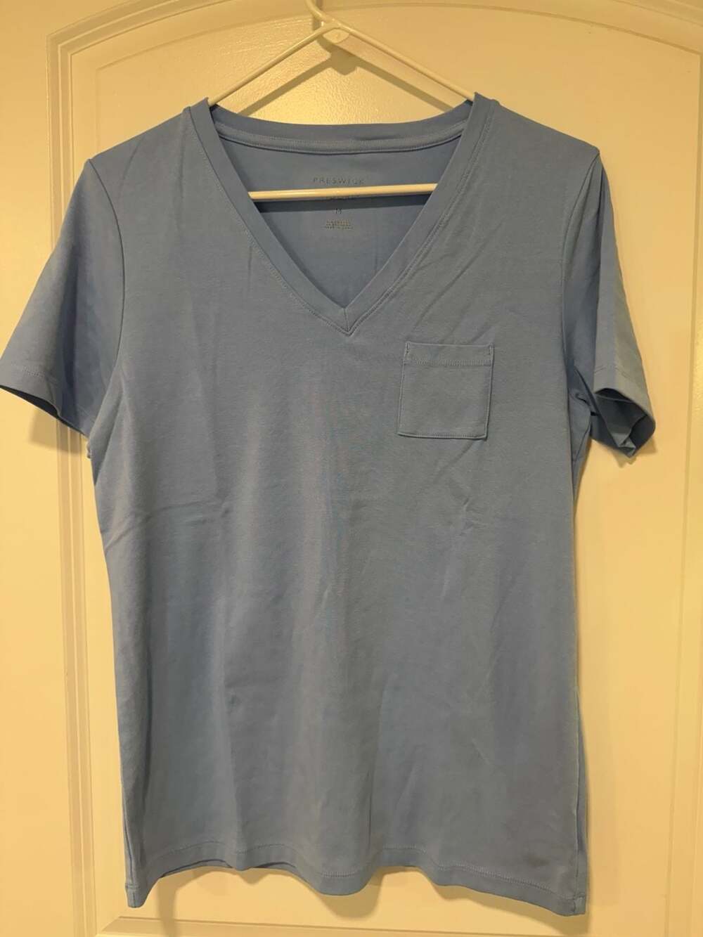 Light Blue V Neck Pocket Tee Minimalist Casual Women’s Medium